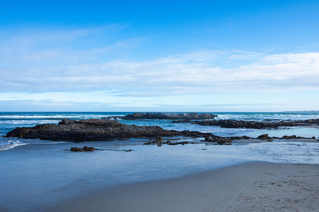 Südafrika, Hermanus, Felsenküste und Kammabaai Beach an einem sonnigen Tag