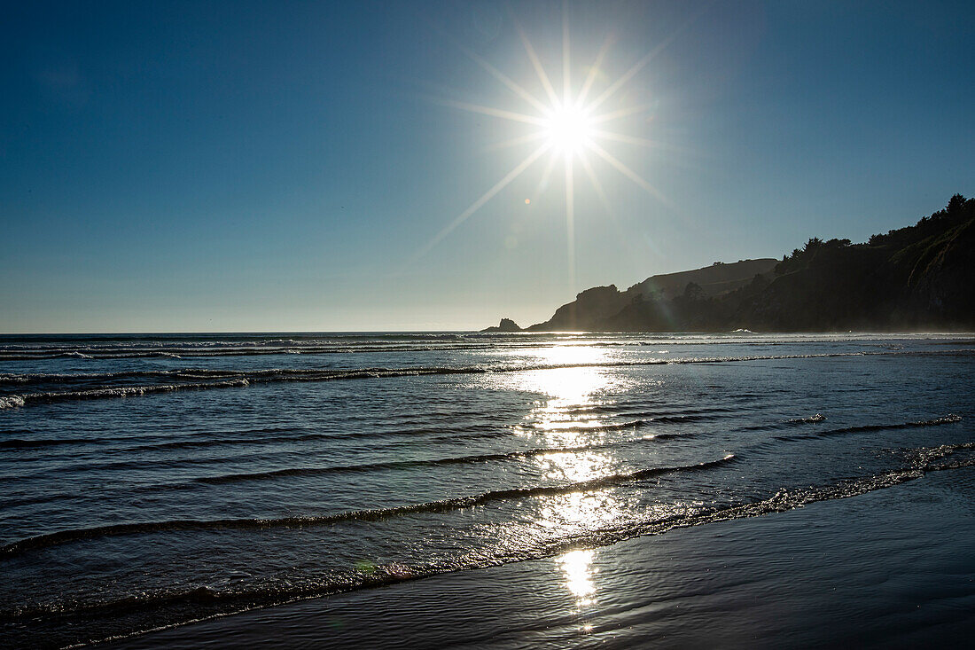 USA, Oregon, Newport, Sun sets over beach 