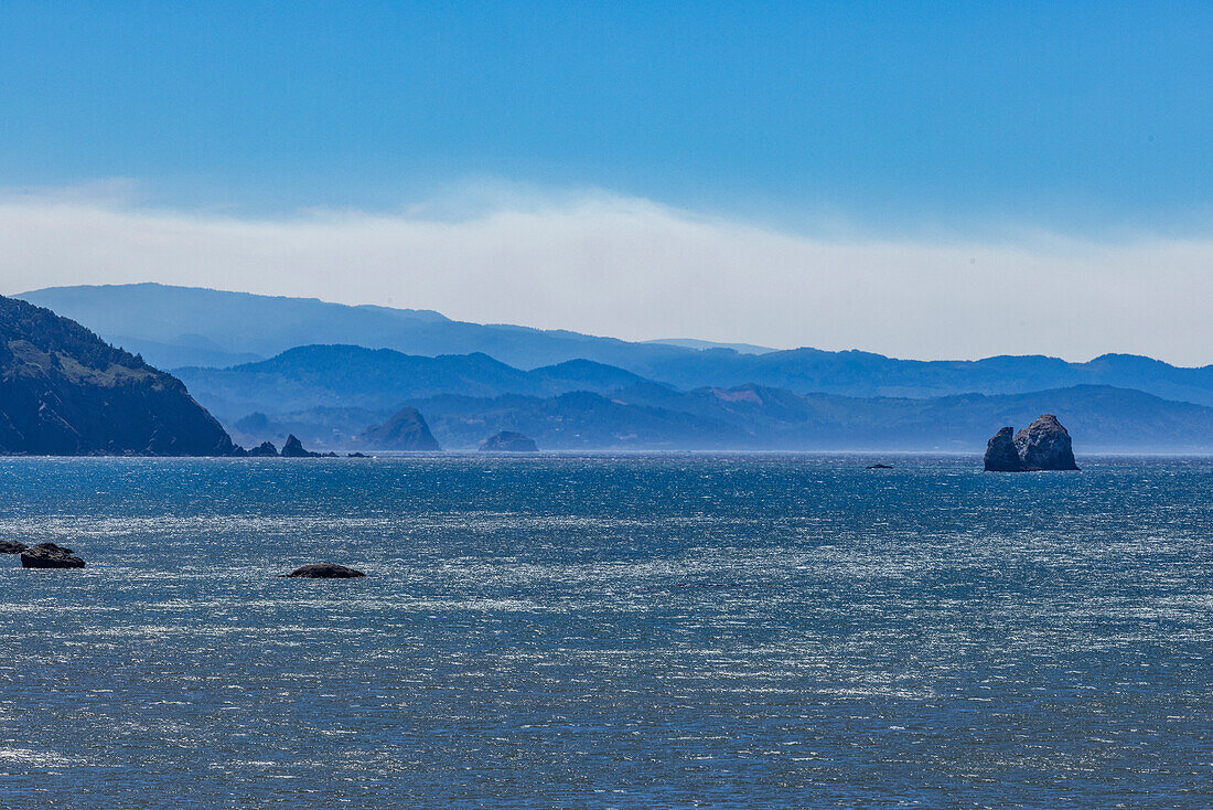 USA, Oregon, Bandon, Küstenlandschaft und gekräuselte See