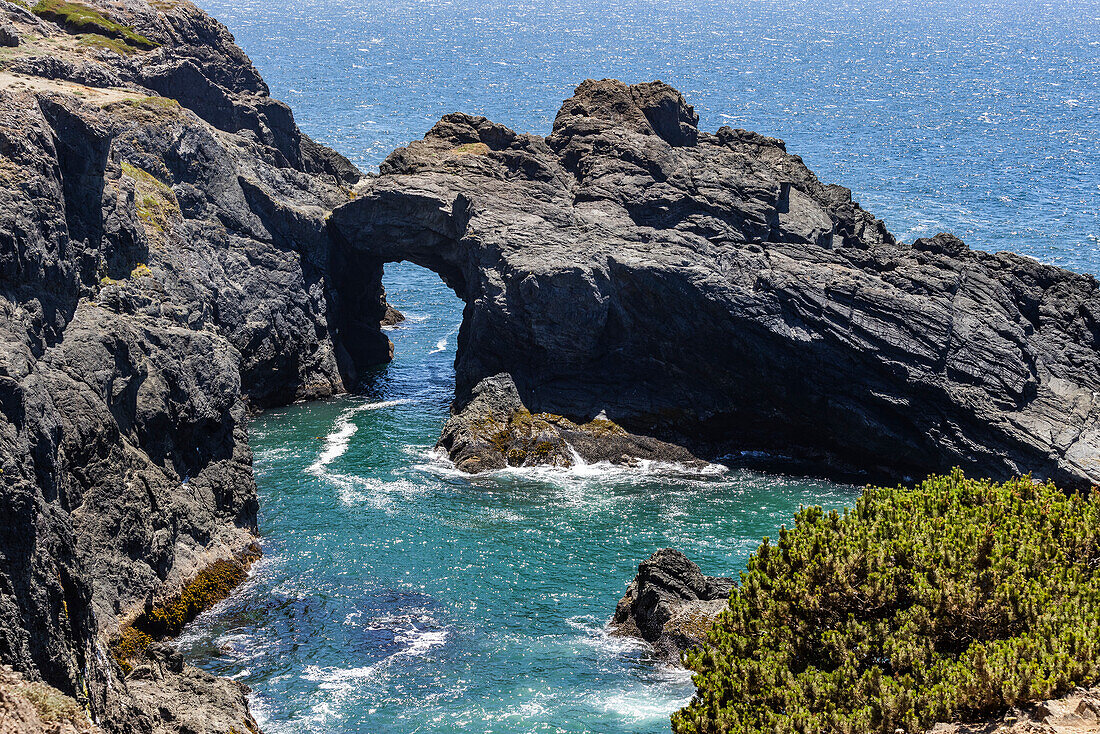 USA, Oregon, Brookings, Blick auf einen felsigen natürlichen Bogen über dem Meer