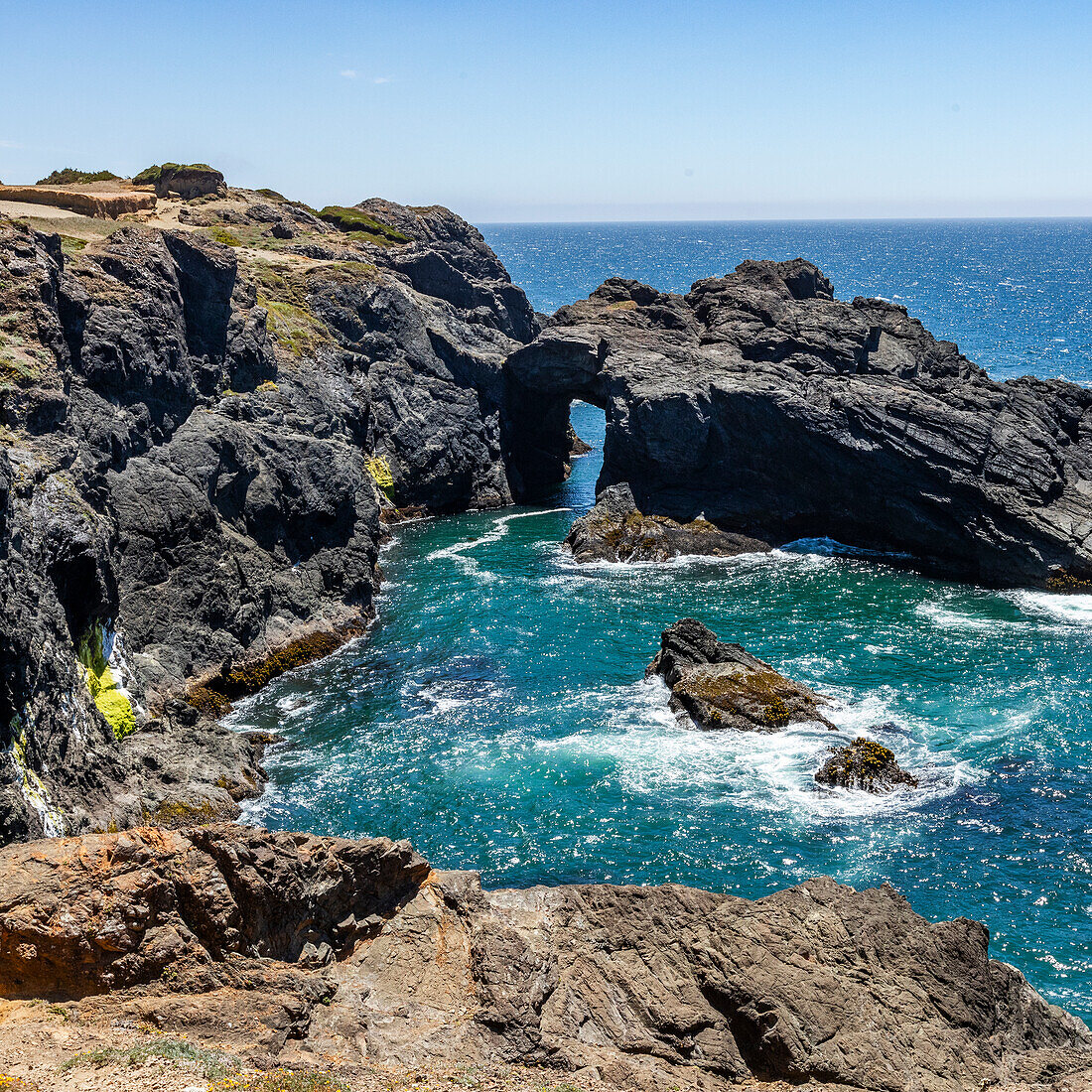 USA, Oregon, Brookings, Blick auf felsigen Naturbogen über dem Meer