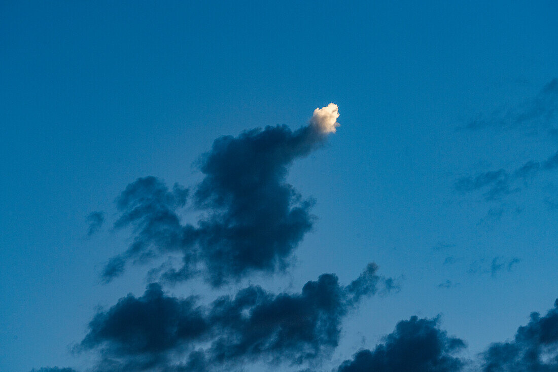 Wolken am Himmel bei Sonnenaufgang