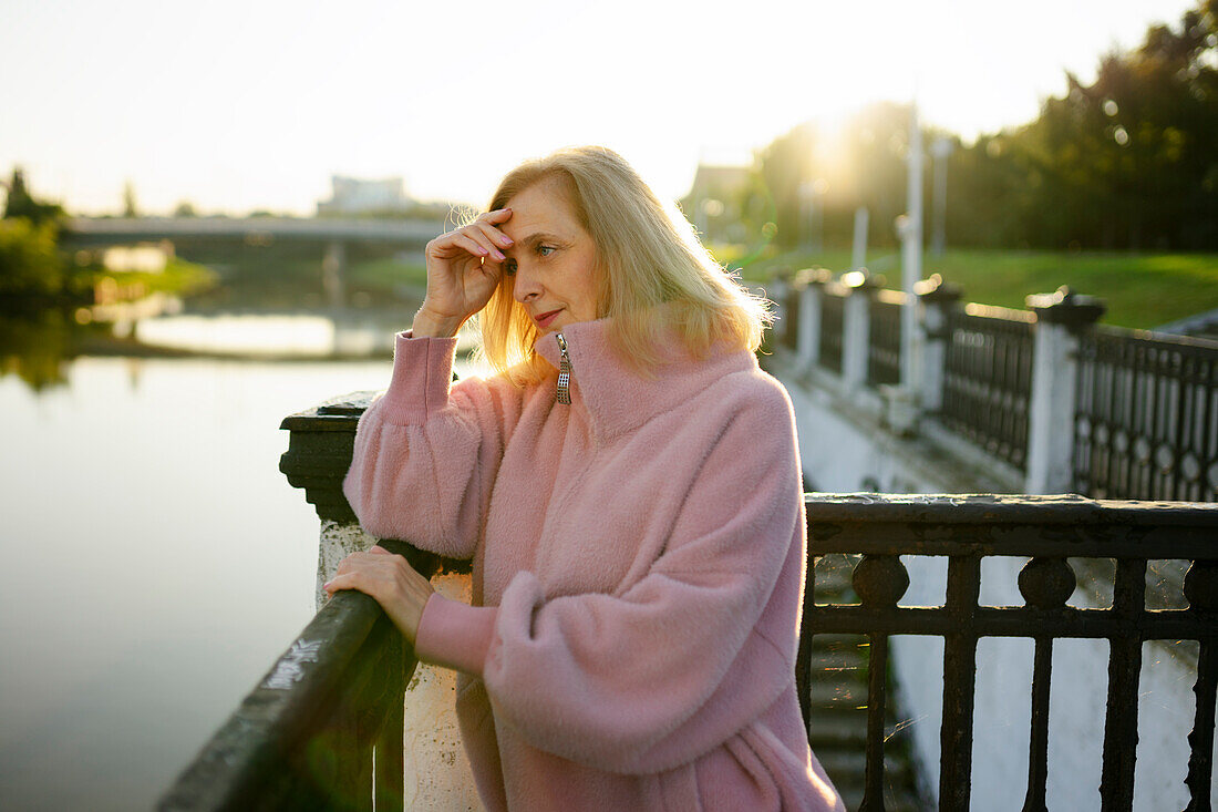 Seitenansicht einer reifen Frau mit Blick auf einen Fluss