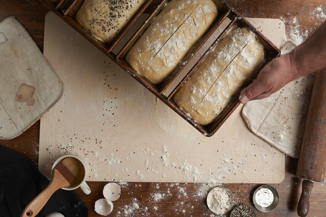 Blick von oben auf einen Bäcker, der in der Küche Brot zubereitet