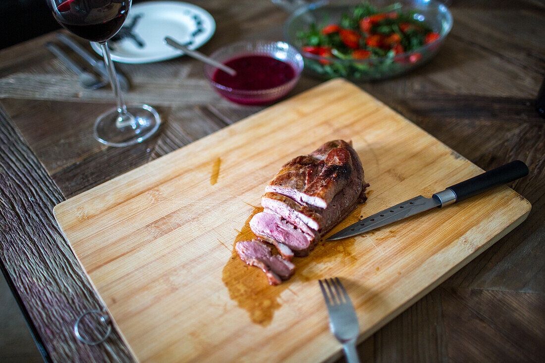 Saftig gebratene Schweinelende auf einem Holzbrett