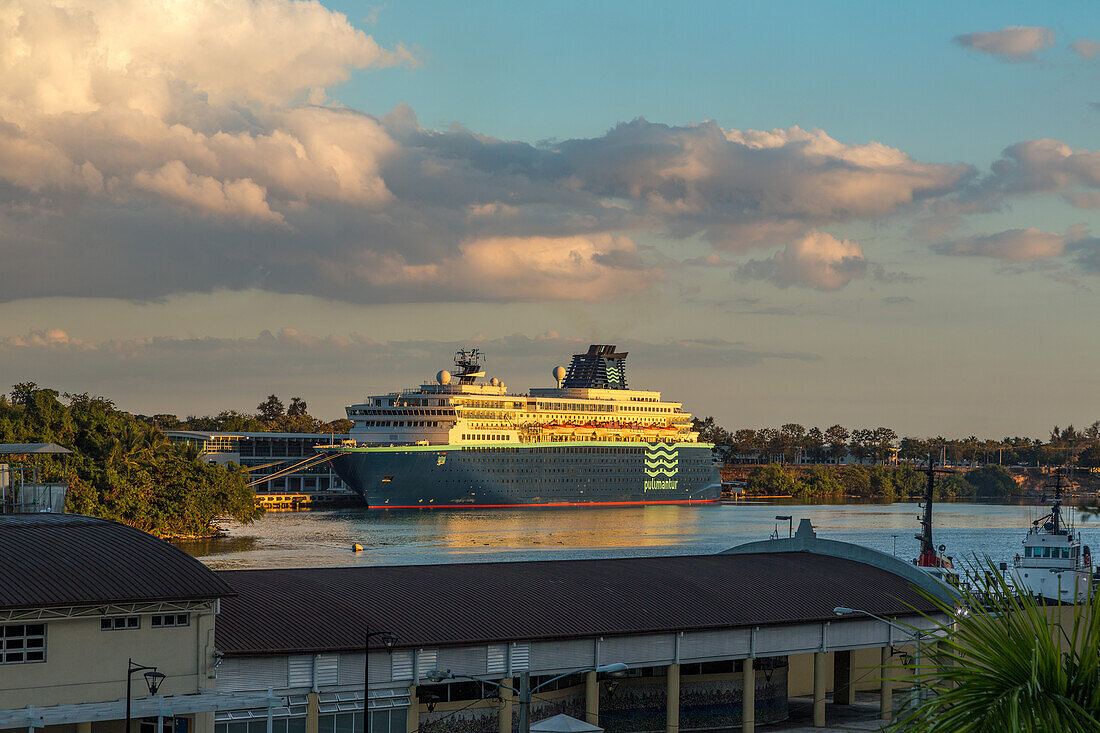 Ein Kreuzfahrtschiff der Kreuzfahrtgesellschaft Pullmantur hat am Sans Souci Terminal im Hafen von Santo Domingo, Dominikanische Republik, angelegt. Von den Mauern der historischen Ozama-Festung in der Kolonialstadt Santo Domingo, Dominikanische Republik, aus gesehen.