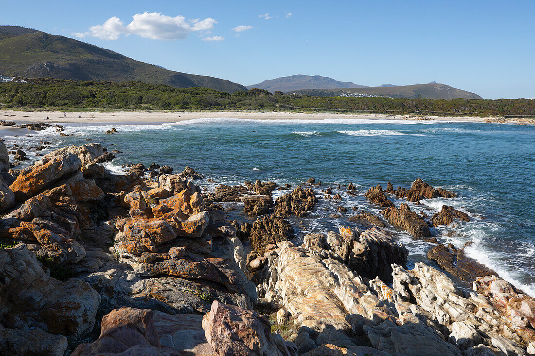 Südafrika, Onrus, Onrus Beach, Felsenküste und Onrus Beach bei Sonnenschein