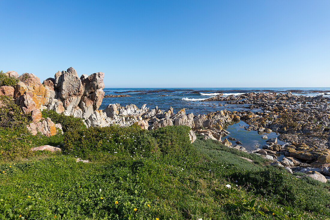 Südafrika, Felsenküste und Onrus Beach an einem sonnigen Tag