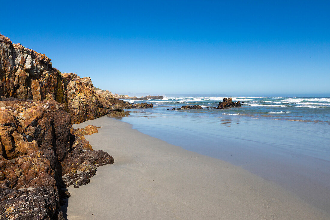 Südafrika, Hermanus, Meeresküste mit Felsen am Kammabaai Beach