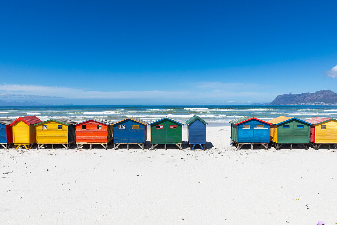 Südafrika, Muizenberg, Reihe von bunten Strandhütten am Muizenberg Beach