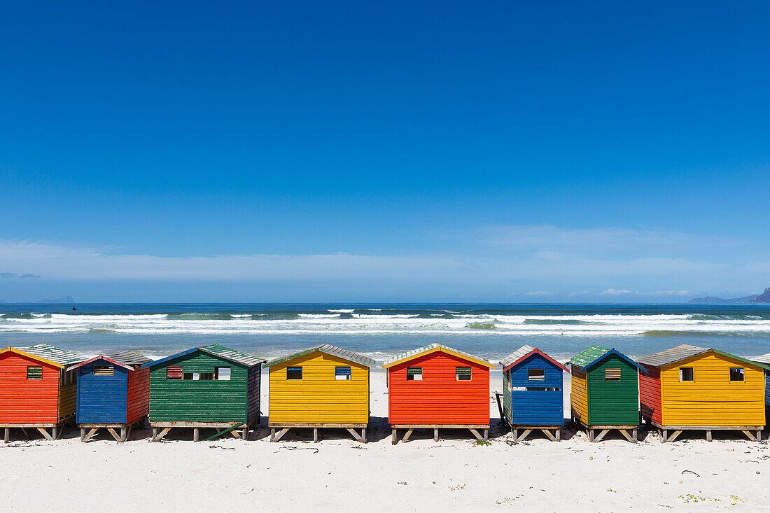 Südafrika, Muizenberg, Reihe von bunten Strandhütten am Muizenberg Beach