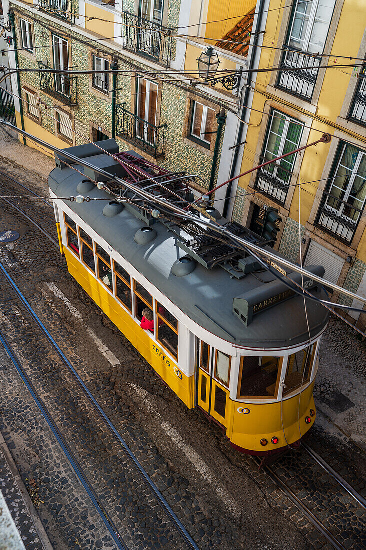 Straßenbahn in den Straßen von Lissabon