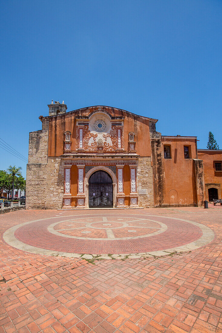 Die Reichskirche und das Kloster des Heiligen Dominikus in der alten Kolonialstadt Santo Domingo, Dominikanische Republik, fertiggestellt 1535 n. Chr. UNESCO-Weltkulturerbe der Kolonialstadt Santo Domingo. Standort der ersten Universität auf dem amerikanischen Kontinent.