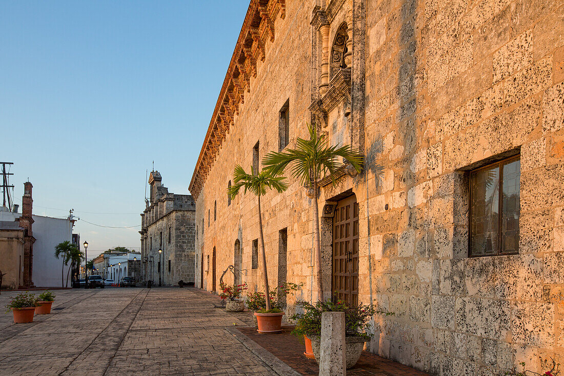 Ehemaliger Gouverneurspalast mit dem Nationalen Pantheon dahinter in der alten Kolonialstadt Santo Domingo, Dominikanische Republik. Der Palast ist heute das Museum Las Casas Reales. Das Nationale Pantheon war früher eine Jesuitenkirche. UNESCO-Weltkulturerbe der Kolonialstadt Santo Domingo.