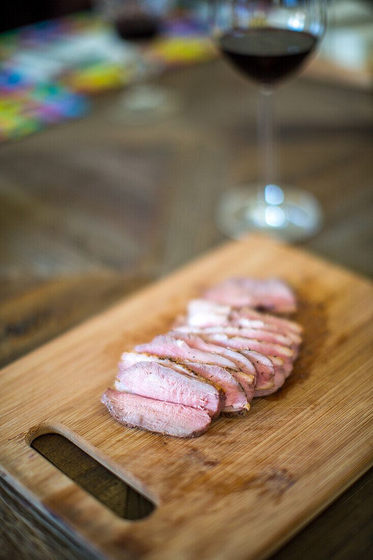 Saftig gebratene Schweinelende auf einem Holzbrett