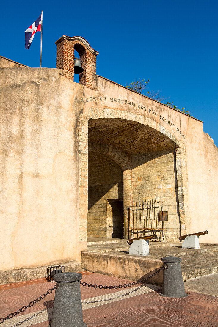 La Puerta del Conde oder das Grafentor in der Verteidigungsmauer um die Kolonialstadt Santo Domingo, Dominikanische Republik. UNESCO-Welterbestätte der Kolonialstadt Santo Domingo.