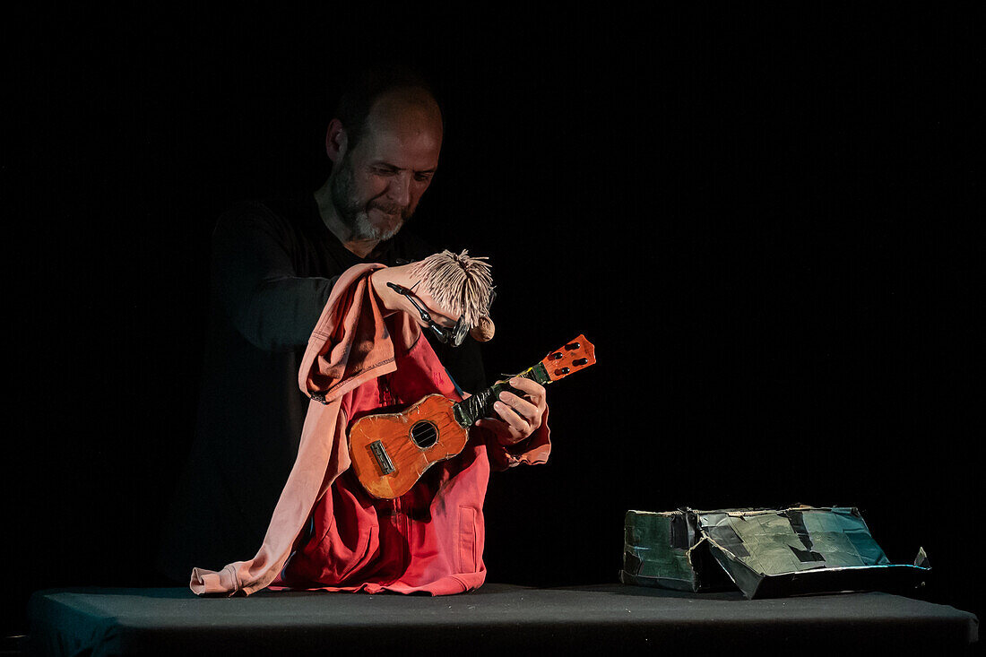 Puppeteer Javier Aranda performs his play "Vida"