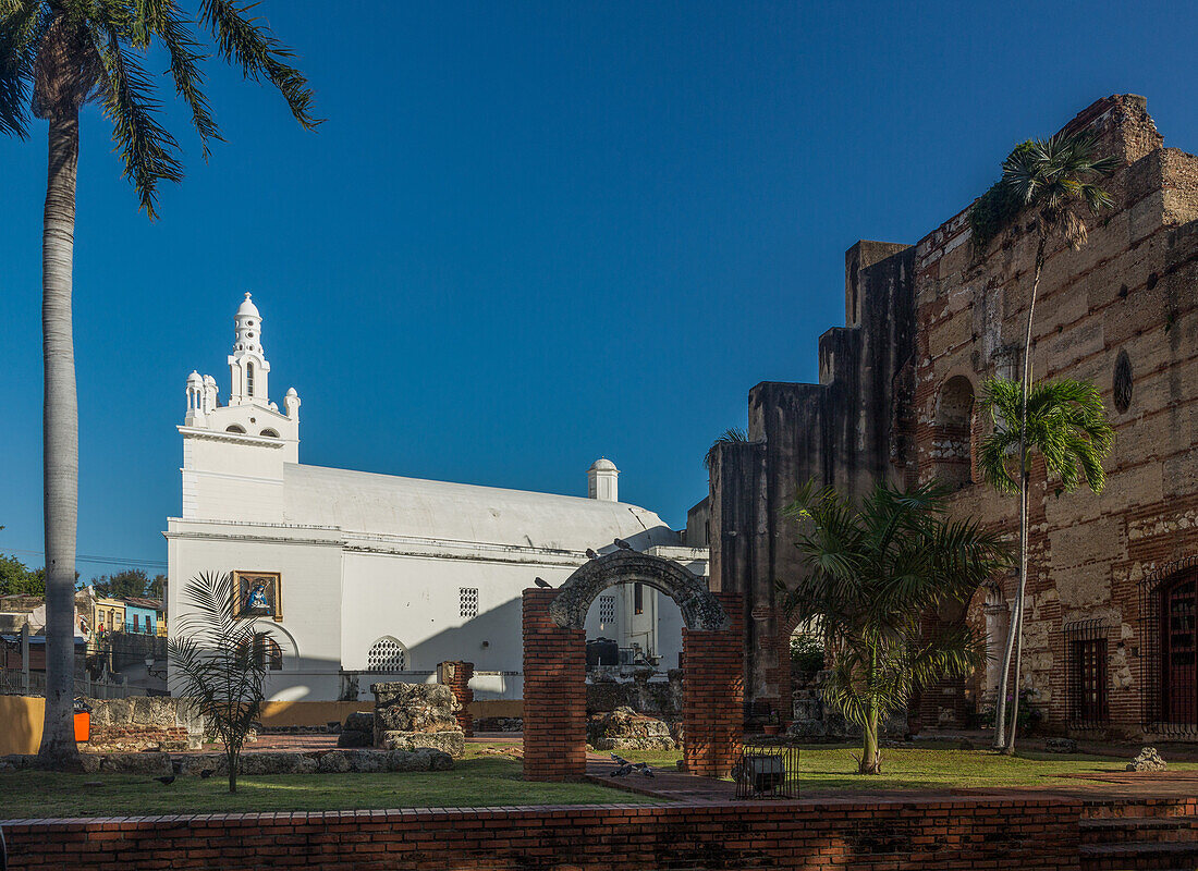 Kirche Our Lady of Altagracia und Ruinen des Krankenhauses San Nicolas de Bari, Santo Domingo, Dominikanische Republik. Es war das erste Krankenhaus, das um 1503 n. Chr. auf dem amerikanischen Kontinent errichtet wurde. Es gehört zum UNESCO-Weltkulturerbe der Kolonialstadt Santo Domingo.