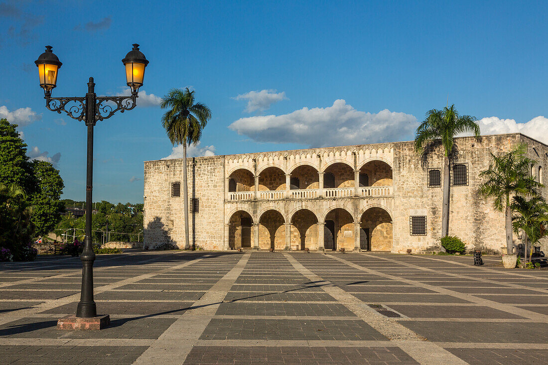 Alcazar de Colon oder Kolumbus-Palast auf der spanischen Plaza, Kolonialstadt Santo Domingo, Dominikanische Republik. Erbaut von Gouverneur Diego Kolumbus zwischen 1510 und 1514. UNESCO-Welterbestätte der Kolonialstadt Santo Domingo.