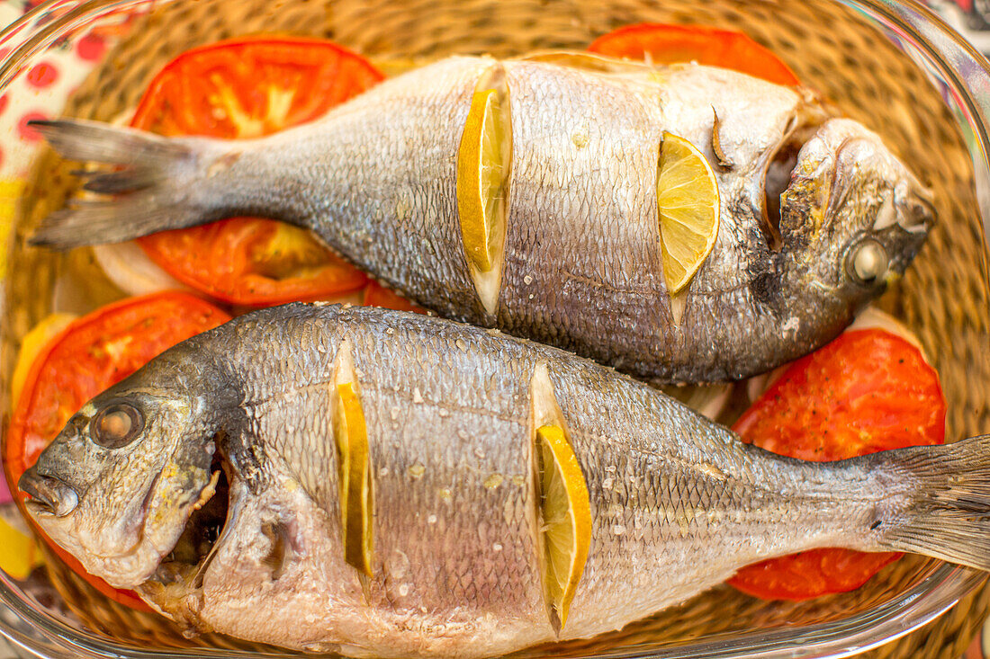 Gebackene Goldbrasse mit Tomate, Zwiebeln und Kartoffeln