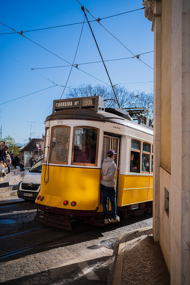 Straßenbahn in den Straßen von Lissabon