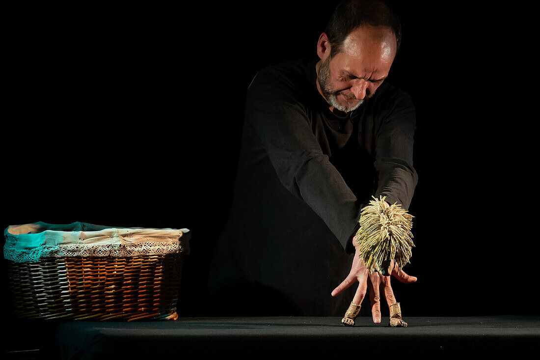 Der Puppenspieler Javier Aranda führt sein Stück "Vida" auf