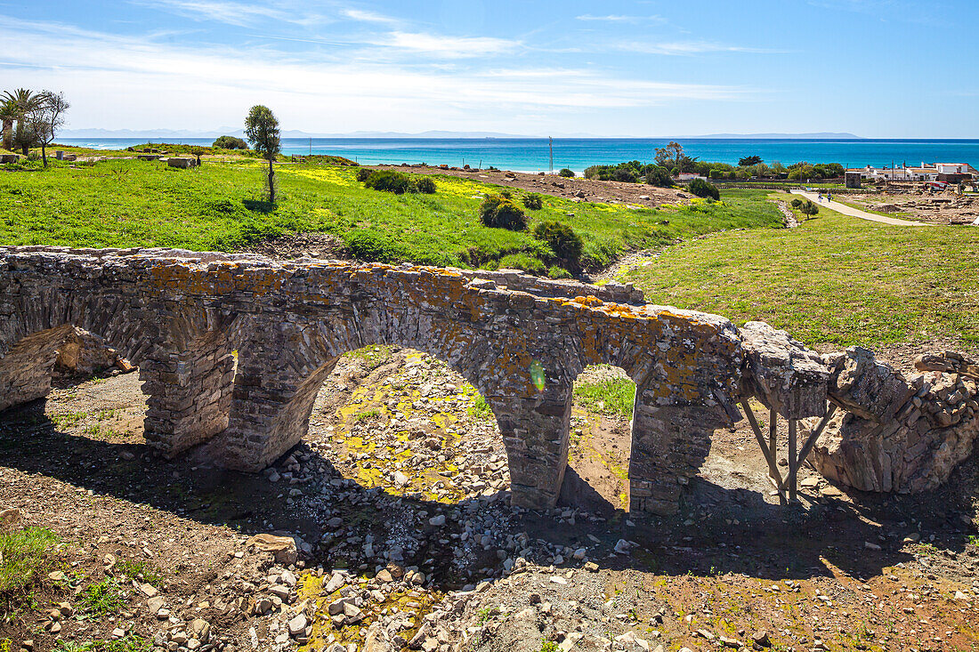 Antike Brücke am Meer