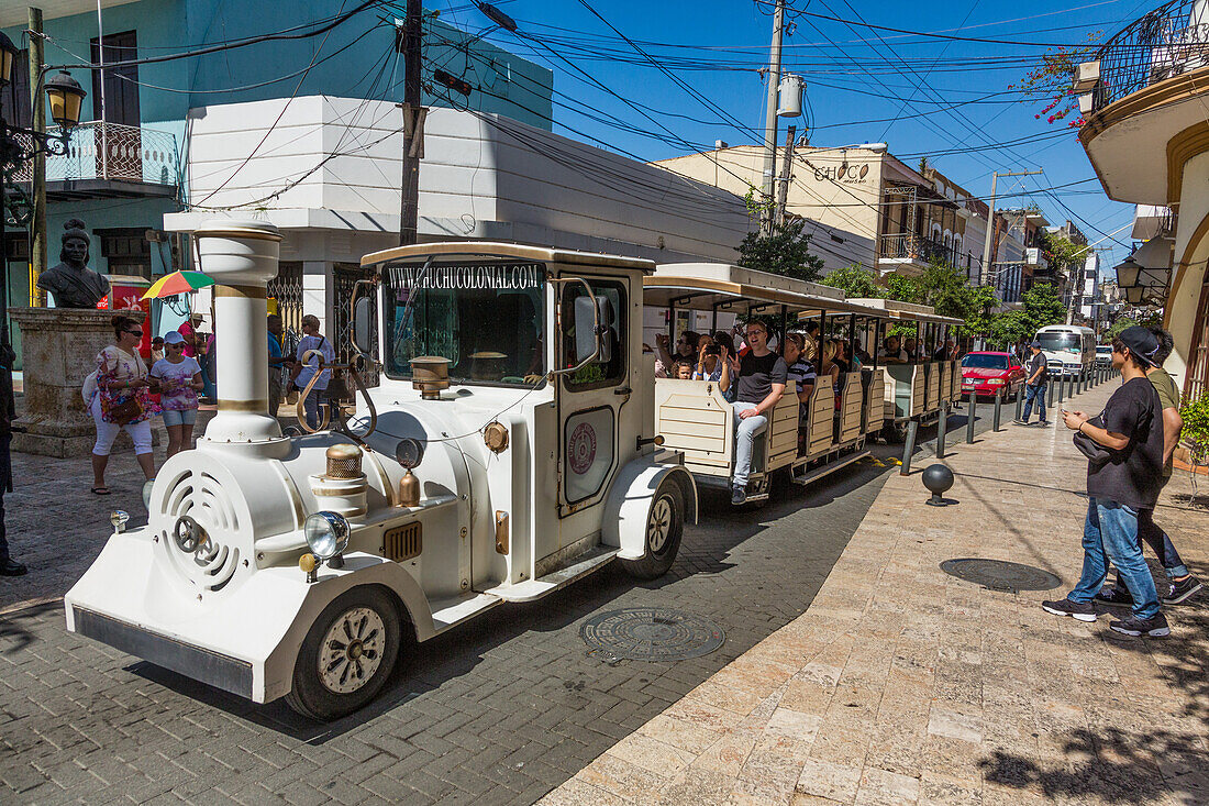 Chu Chu Colonial, eine Touristenstraßenbahn in der Kolonialstadt Santo Domingo, Dominikanische Republik. UNESCO-Weltkulturerbe der Kolonialstadt Santo Domingo.