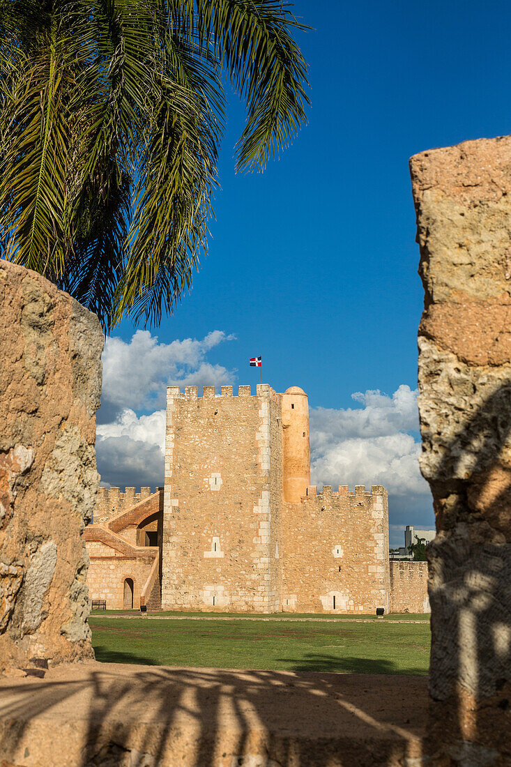 Die Festung Ozama, oder Fortaleza Ozama, in der Kolonialstadt Santo Domingo, Dominikanische Republik. Sie wurde 1505 n. Chr. fertiggestellt und war die erste europäische Festung auf dem amerikanischen Kontinent. UNESCO-Weltkulturerbe in der Kolonialstadt Santo Domingo.