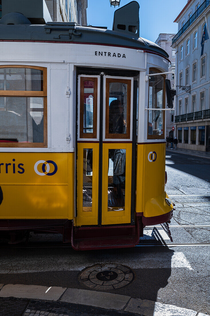 Straßenbahn in den Straßen von Lissabon