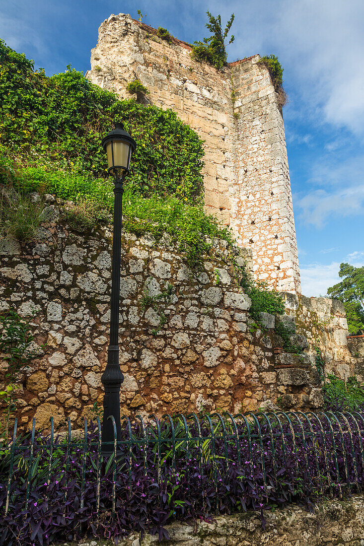 Ruinen des Klosters von San Francisco in der Kolonialstadt Santo Domingo, Dominikanische Republik. Erbaut von 1508 bis 1560 n. Chr. Das erste Kloster auf dem amerikanischen Kontinent. UNESCO-Weltkulturerbe in der Kolonialstadt Santo Domingo.