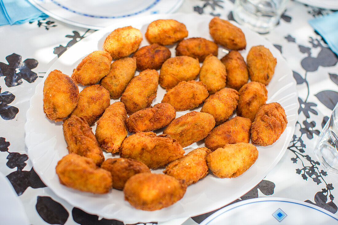 Hausgemachte spanische Puchero-Kroketten auf einem Teller