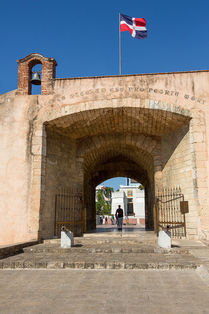 La Puerta del Conde oder das Grafentor in der Verteidigungsmauer um die Kolonialstadt Santo Domingo, Dominikanische Republik. UNESCO-Welterbestätte der Kolonialstadt Santo Domingo.