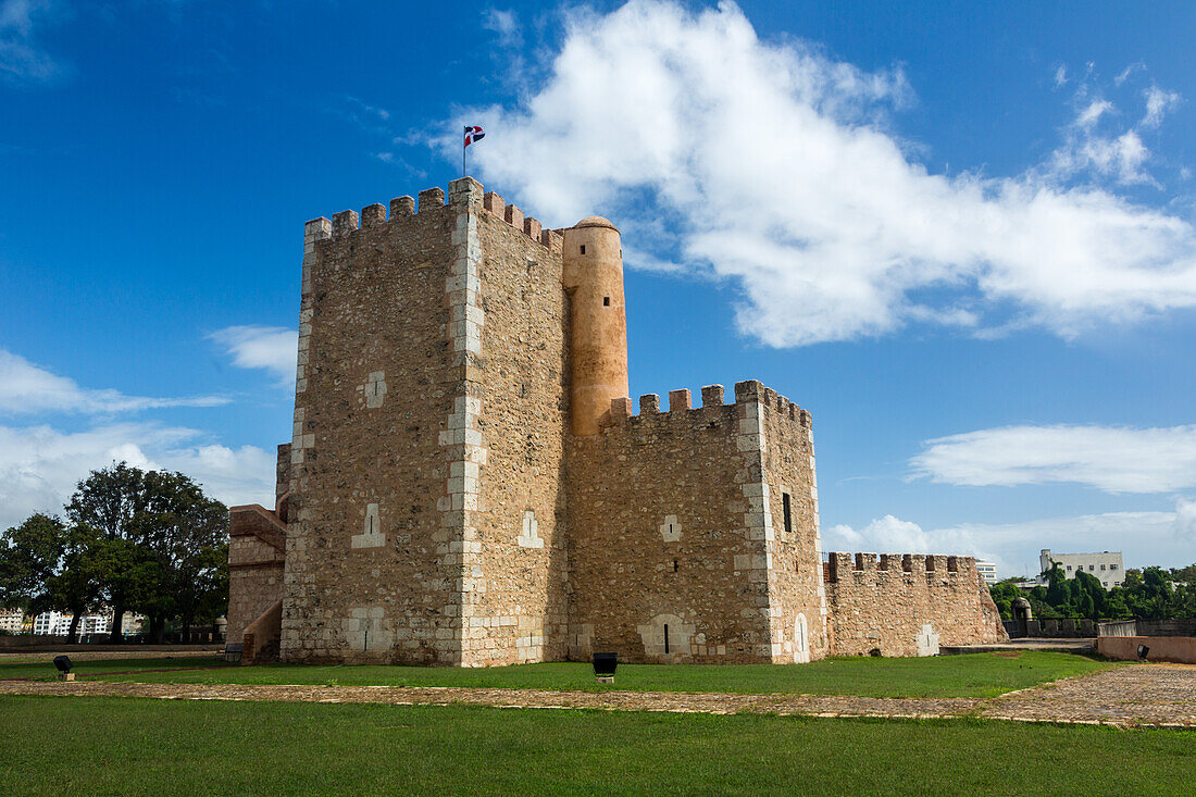 Die Festung Ozama, oder Fortaleza Ozama, in der Kolonialstadt Santo Domingo, Dominikanische Republik. Sie wurde 1505 n. Chr. fertiggestellt und war die erste europäische Festung auf dem amerikanischen Kontinent. UNESCO-Weltkulturerbe in der Kolonialstadt Santo Domingo.