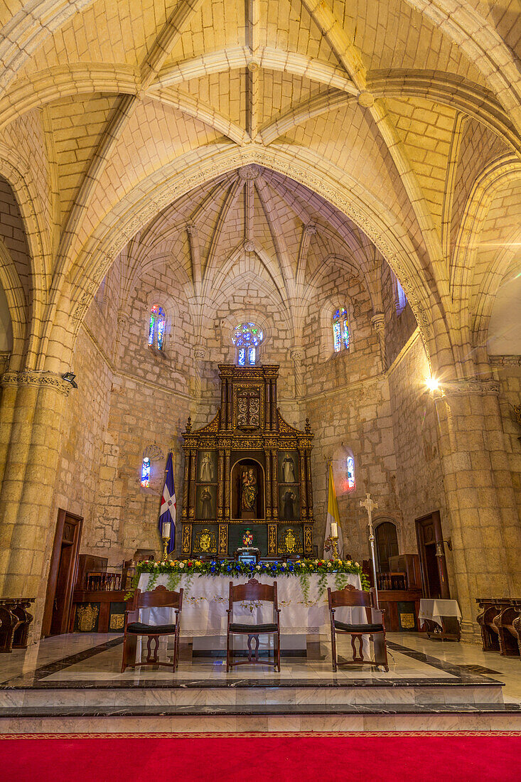Der Altar und das Hauptaltarbild in der Kathedrale von Santo Domingo im kolonialen Santo Domingo, Dominikanische Republik. Die Kathedrale Santa Maria La Menor war die erste auf dem amerikanischen Kontinent erbaute Kathedrale und wurde um 1540 n. Chr. fertiggestellt. Sie ist eine Basilika Minor und befindet sich in der alten Kolonialstadt Santo Domingo. UNESCO-Weltkulturerbe der Kolonialstadt Santo Domingo.