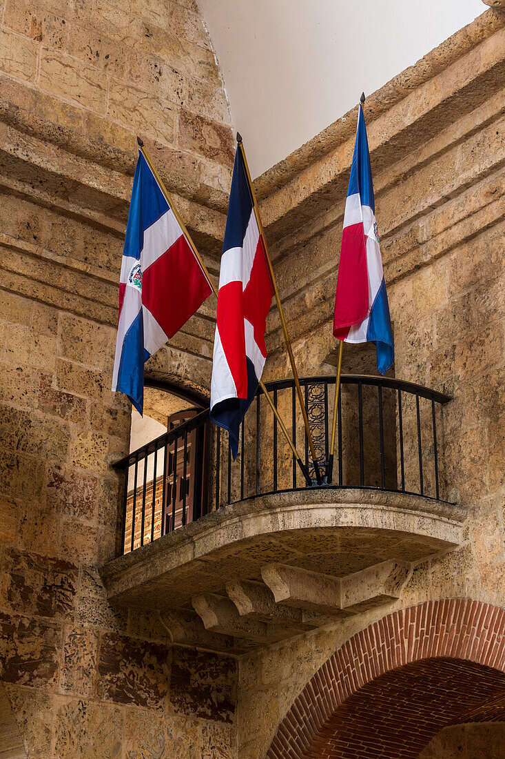 Flaggen im Nationalen Pantheon der Dominikanischen Republik, einem Mausoleum für die Gründer der Dominikanischen Republik. Santo Domingo. Ursprünglich 1745 als Jesuitenkirche erbaut. UNESCO-Weltkulturerbe der Kolonialstadt Santo Domingo.