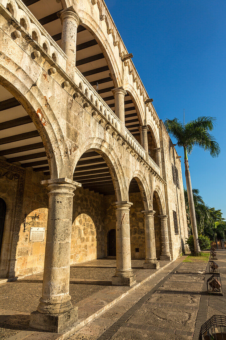 Alcazar de Colon oder Kolumbus-Palast auf der spanischen Plaza, Kolonialstadt Santo Domingo, Dominikanische Republik. Erbaut von Gouverneur Diego Kolumbus zwischen 1510 und 1514. UNESCO-Welterbestätte der Kolonialstadt Santo Domingo.