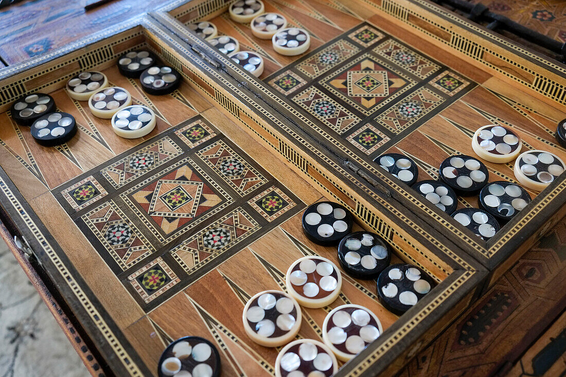 Fes, Marokko. Handgeschnitztes Backgammon-Set mit Intarsien.