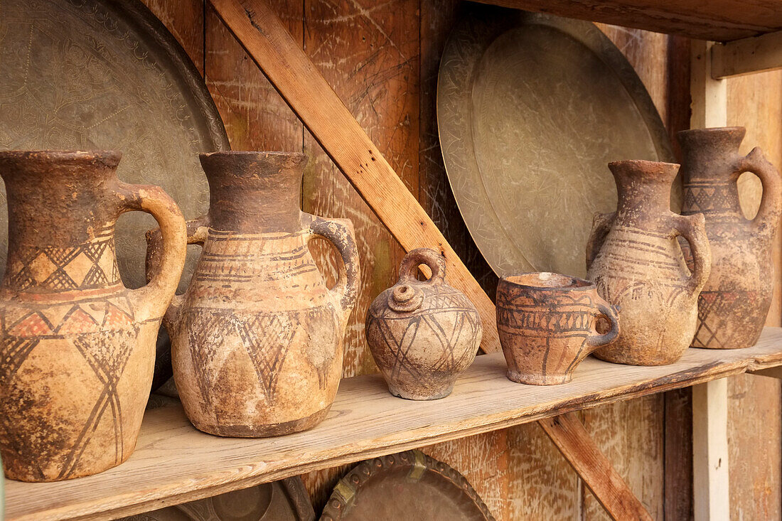 Fes, Marokko. Antike Tonkrüge auf einem Regal