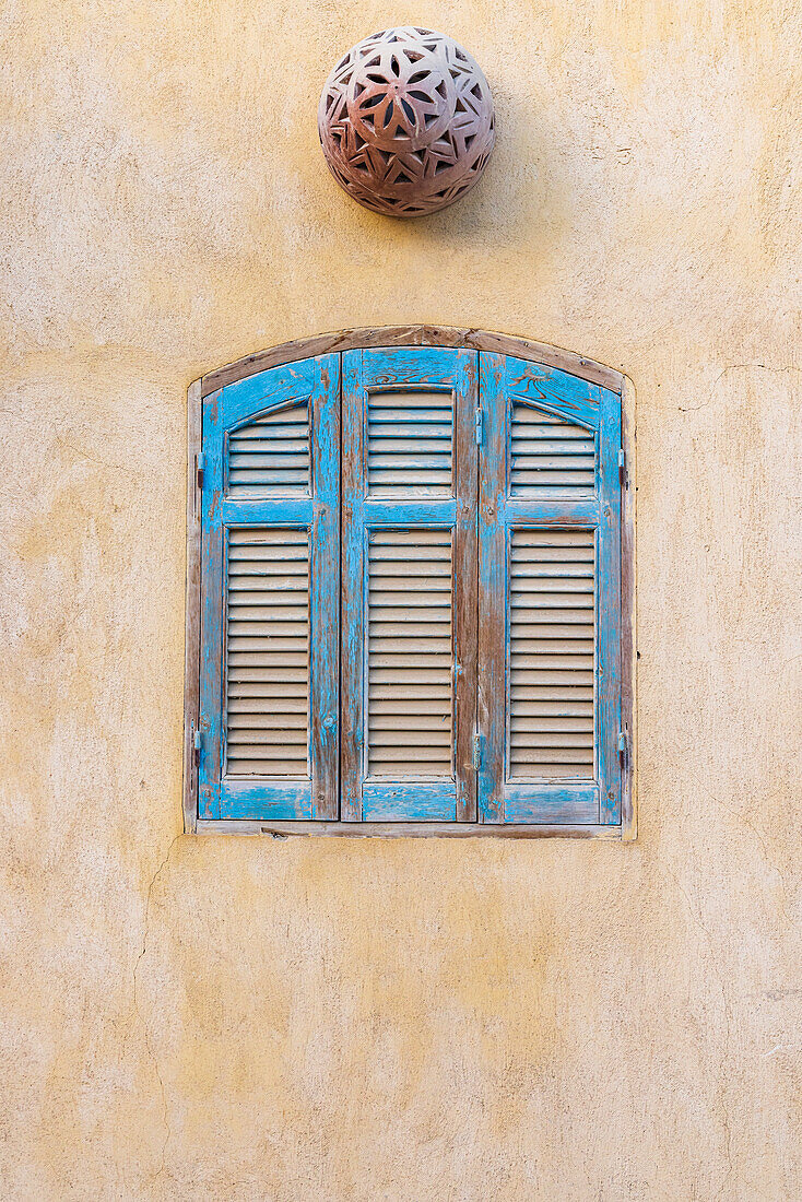 Faiyum, Ägypten. Blaue hölzerne Fensterläden.