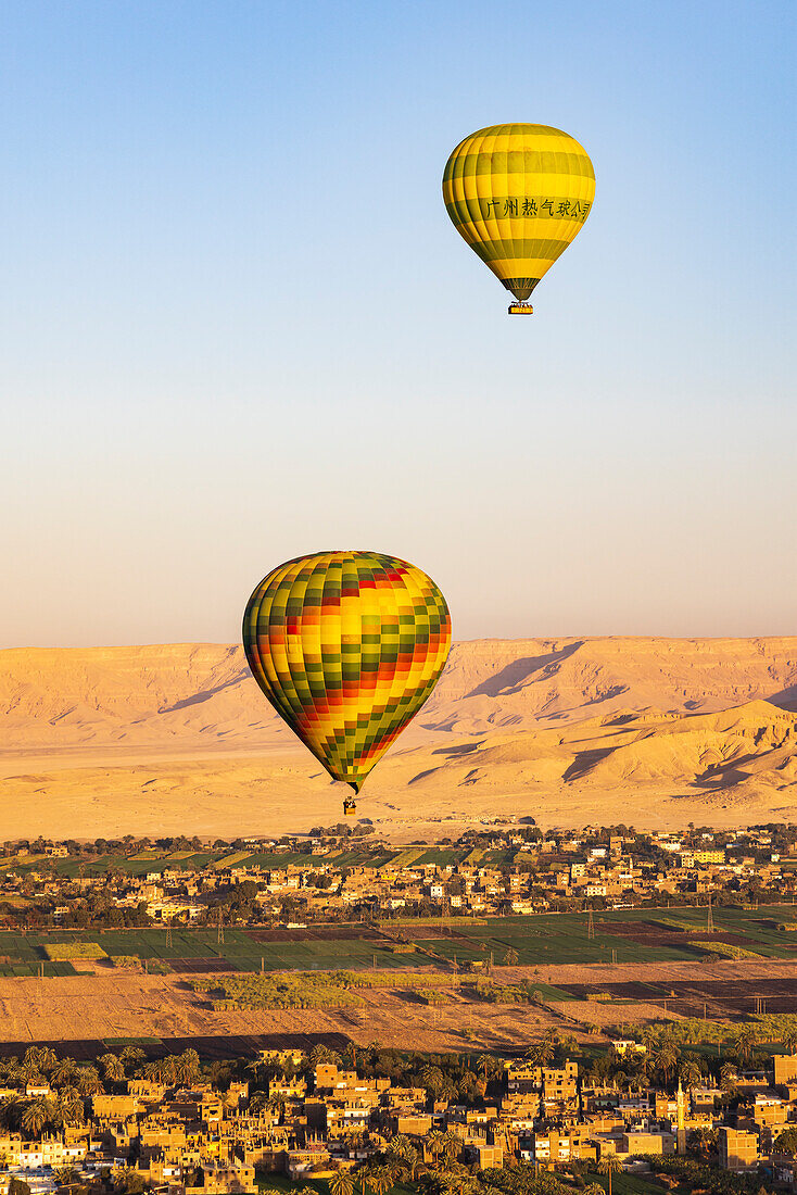 Luxor, Ägypten. Heißluftballons, die Touristen auf eine Fahrt mitnehmen. (Nur für redaktionelle Zwecke)