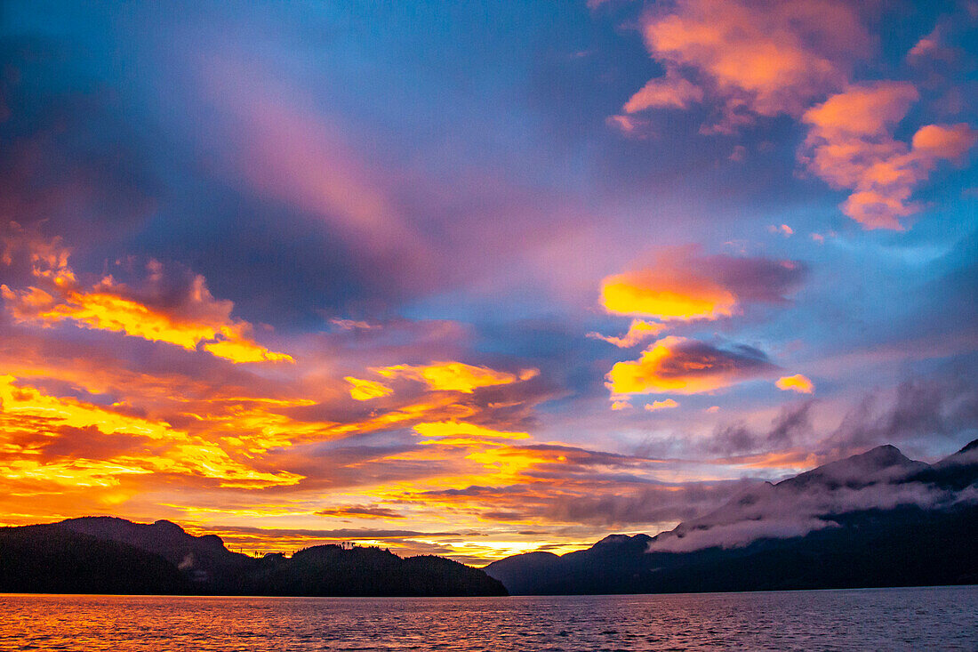 Kanada, Britisch-Kolumbien, Inside Passage. Sonnenaufgang über Meer und Bergen.