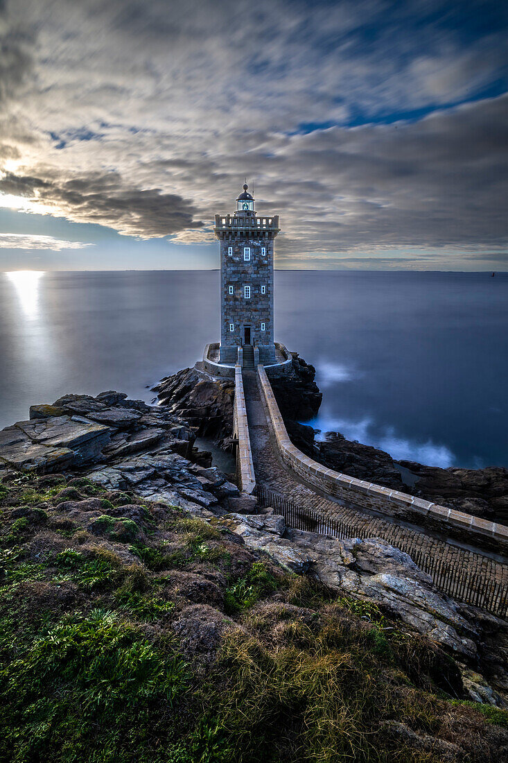 Frankreich, Bretagne, Le Conquet. Sonnenuntergang am Kermorvan-Leuchtturm