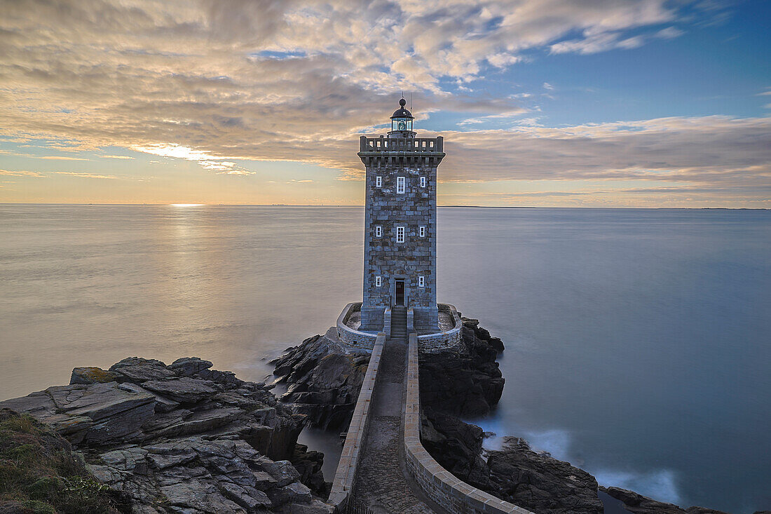 Frankreich, Bretagne, Le Conquet. Sonnenuntergang am Kermorvan-Leuchtturm