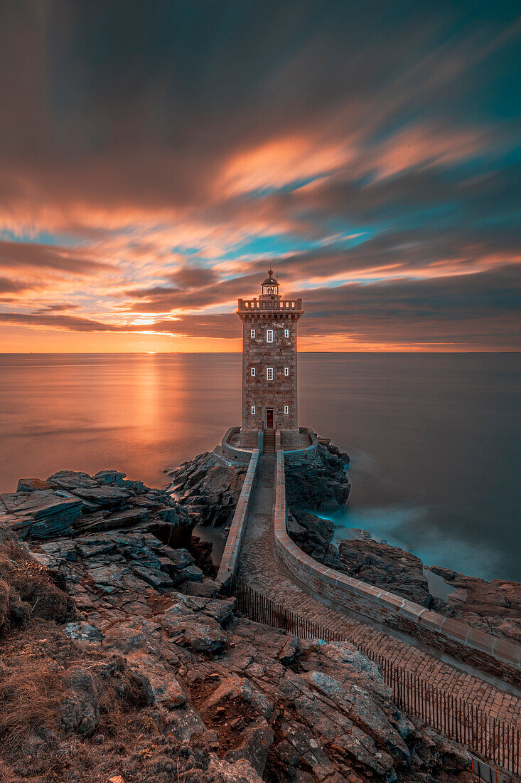 Frankreich, Bretagne, Le Conquet. Sonnenuntergang am Kermorvan-Leuchtturm