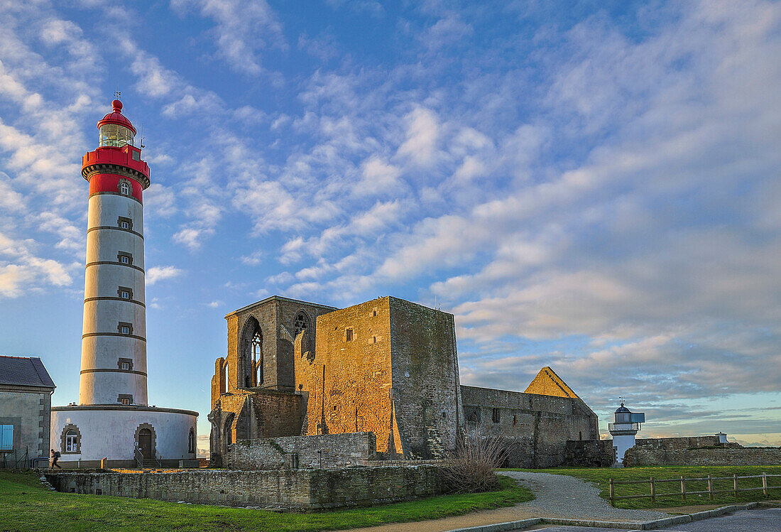 France, Brittany, Plougonvelin. Ruins of the Abbey of Saint Mathieu and the Saint Mathieu Lighthouse