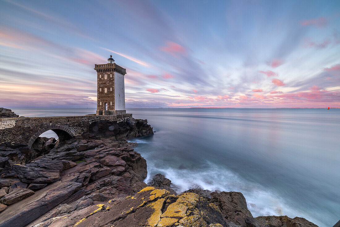 Frankreich, Bretagne. Sonnenaufgang am Leuchtturm von Kermorvan