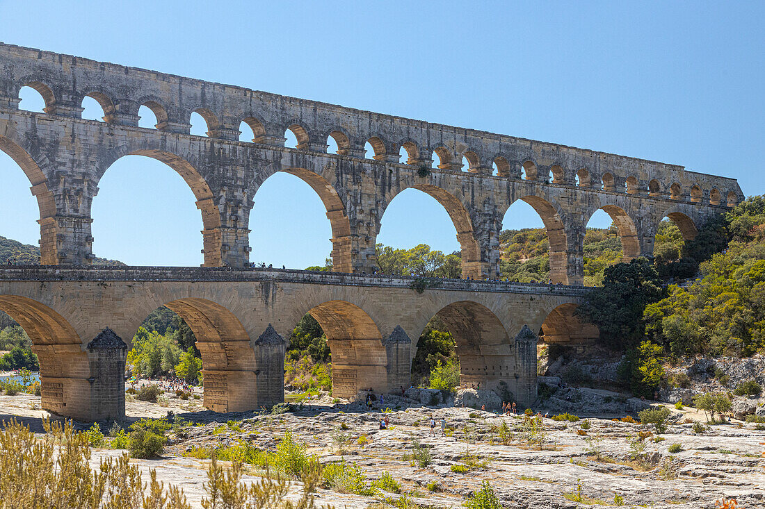 Aquädukt, das von den Römern im ersten Jahrhundert n. Chr. gebaut wurde, um Wasser über 31 Meilen nach Nemausus (Nimes) zu transportieren. Es ist das höchste und größte der römischen Aquädukte.