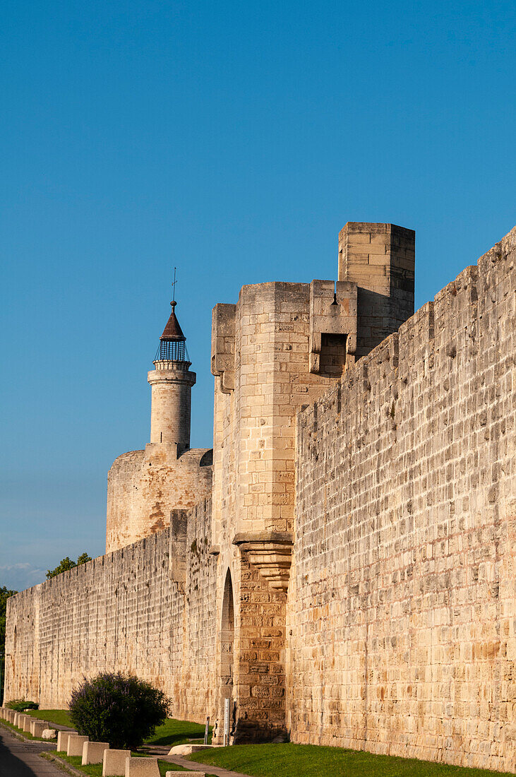 Blick auf ein Tor in der Stadtmauer von Aigues Mortes. Gard, Languedoc Roussillon, Frankreich.