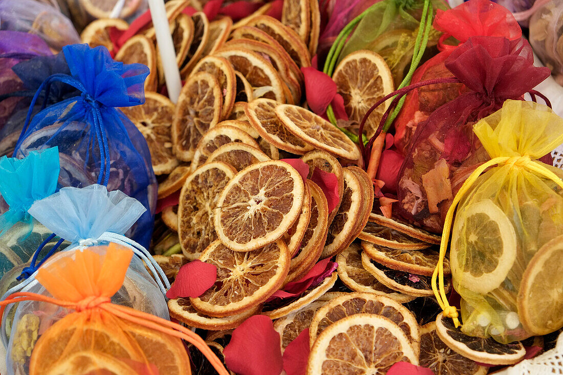 München, Deutschland. Bauernmarkt. Lokales Kunsthandwerk. Tütchen mit getrockneten Orangen